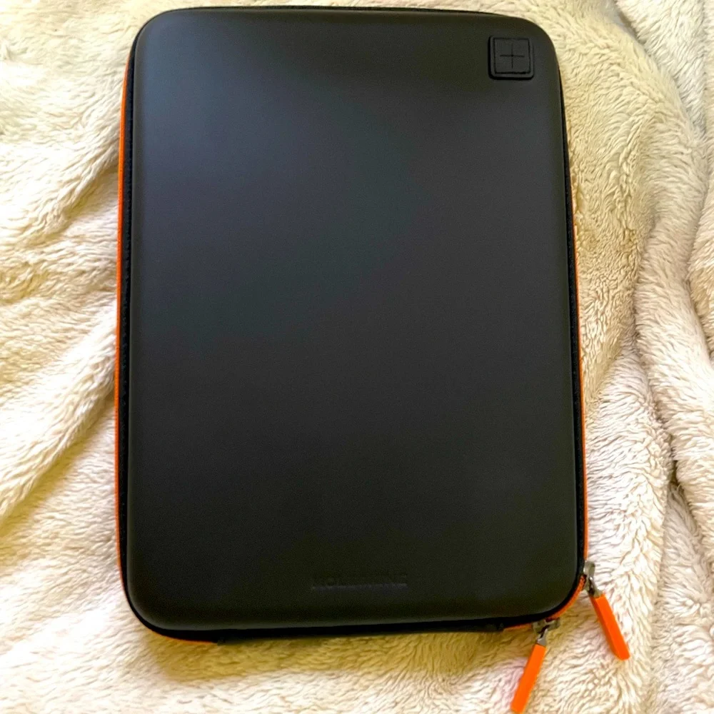 Moleskine 12” diameter for tablet/iPad, black w/ orange zipper